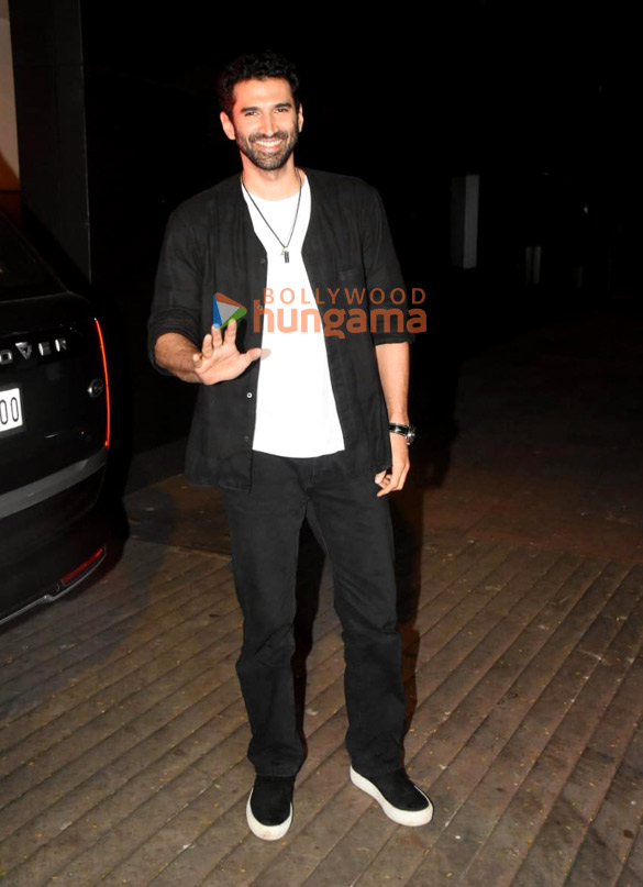 Photos: Aditya Roy Kapur snapped in Bandra Photos: Aditya Roy Kapur snapped in Bandra
