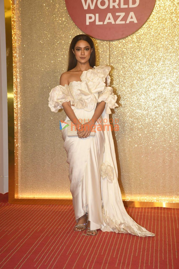 photos alia bhatt salman khan deepika padukone and others snapped at jio world plaza launch 122 3