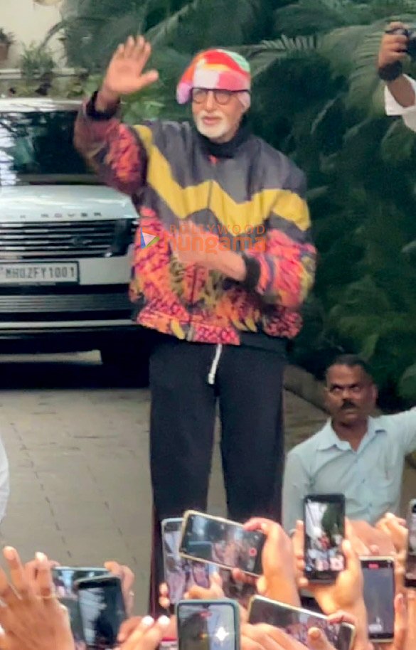 photos amitabh bachchan greeting his fans outside his residence 2