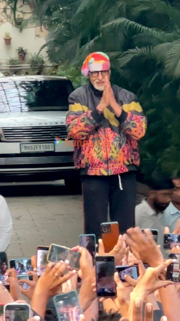 photos amitabh bachchan greeting his fans outside his residence 5