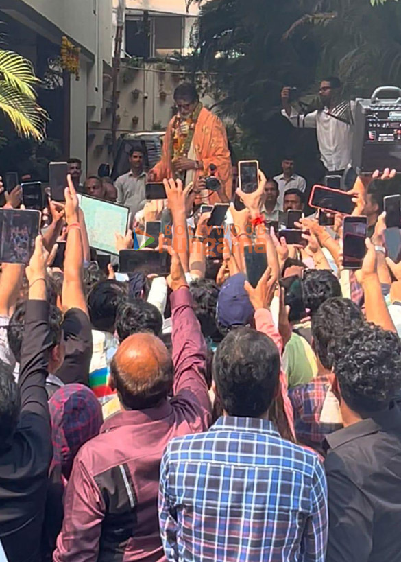 photos amitabh bachchan greets his fans on his 81st birthday outside his residence in mumbai 2 3