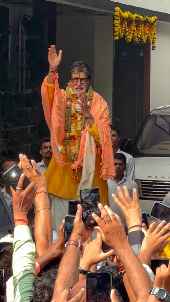 photos amitabh bachchan greets his fans on his 81st birthday outside his residence in mumbai 6