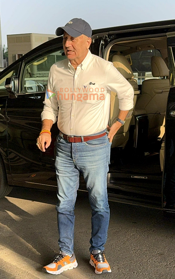 photos ananya panday twinkle khanna anupam kher and aditya roy kapur snapped at the airport 3
