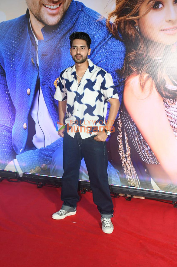 photos celebs grace the premiere of dono 007 16