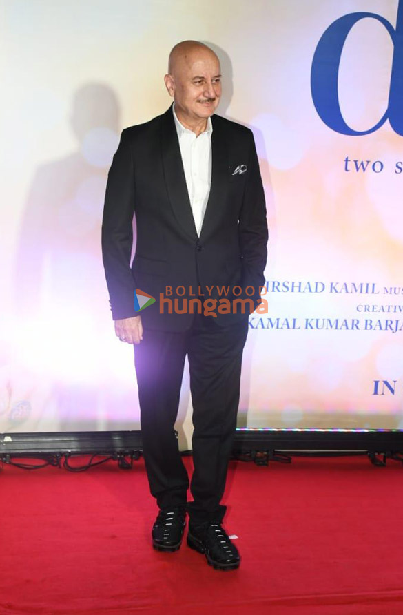 photos celebs grace the premiere of dono 007 17