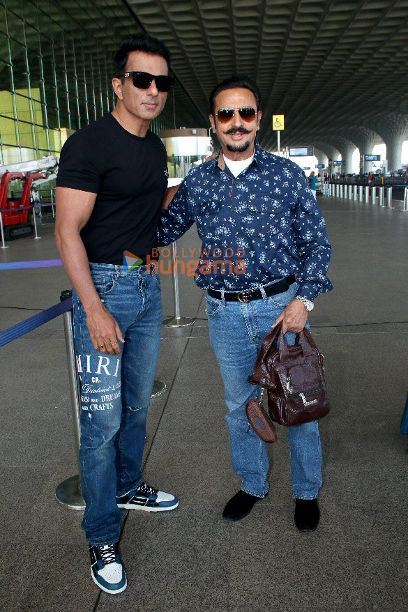 photos janhvi kapoor sonu sood and gulshan grover snapped at the airport 2