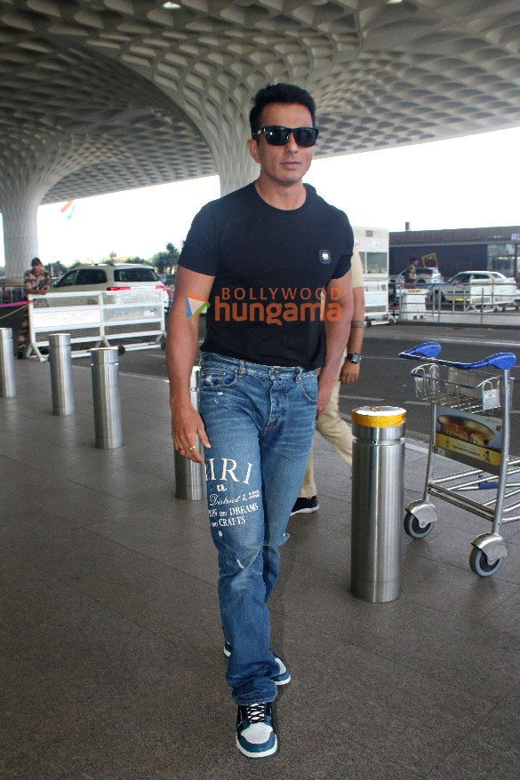 photos janhvi kapoor sonu sood and gulshan grover snapped at the airport 4