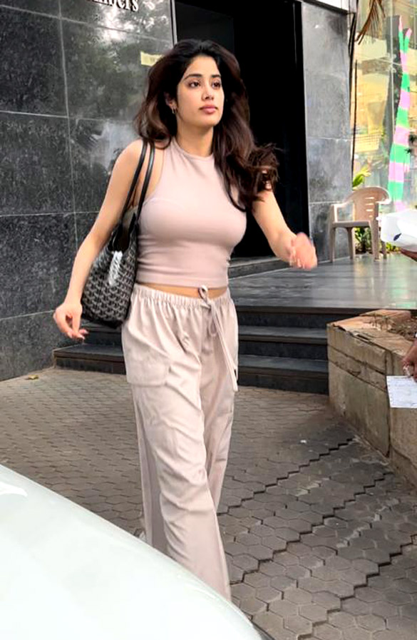 Photos: Janhvi Kapoor snapped in Santacruz Photos: Janhvi Kapoor snapped in Santacruz