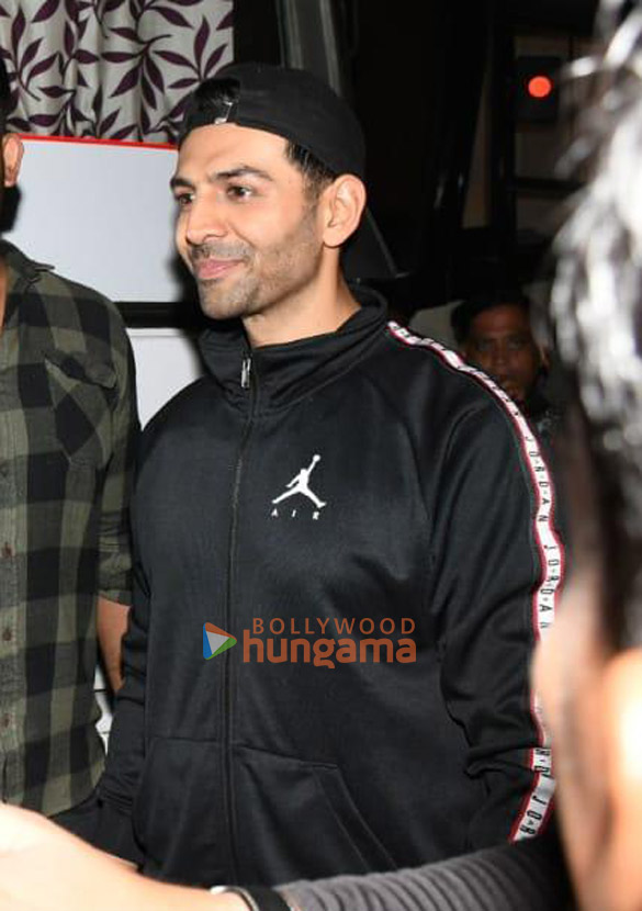 photos kartik aaryan snapped at a shoot location 2 3