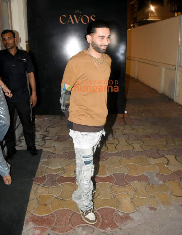 photos kartik aryan tara sutaria and others snapped at los cavos in bandra 5