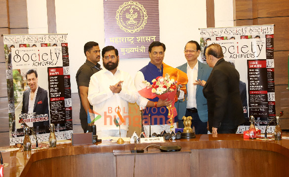 photos madhur bhandarkar along with honorable maharashtra cm eknath shinde and others unveil the latest cover of society achievers magazine 3