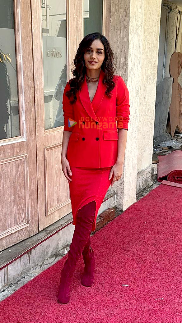 photos manushi chhillar snapped at los cavos restaurant 1