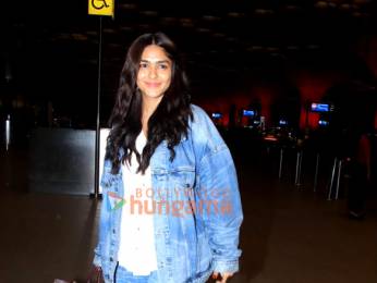 Photos: Mrunal Thakur and Raashi Khanna snapped at the airport Photos: Mrunal Thakur and Raashi Khanna snapped at the airport