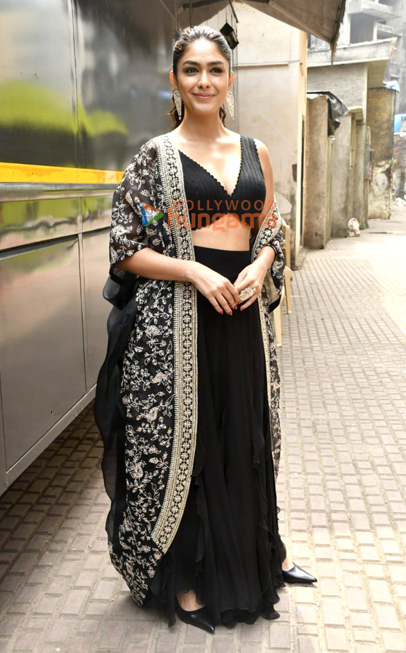 Photos Mrunal Thakur snapped on location of a shoot in Andheri (5 ...