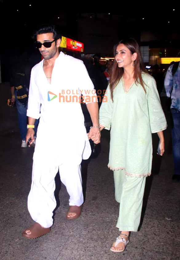 photos pulkit samrat kriti kharbanda saba azad and sonu nigam snapped at the airport 4