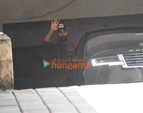 Photos: Ranbir Kapoor keeps it cool and casual as he gets snapped outside a  clinic in the city