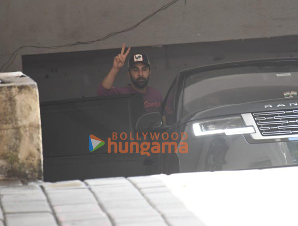 photos ranbir kapoor snapped at a clinic in bandra 3 2