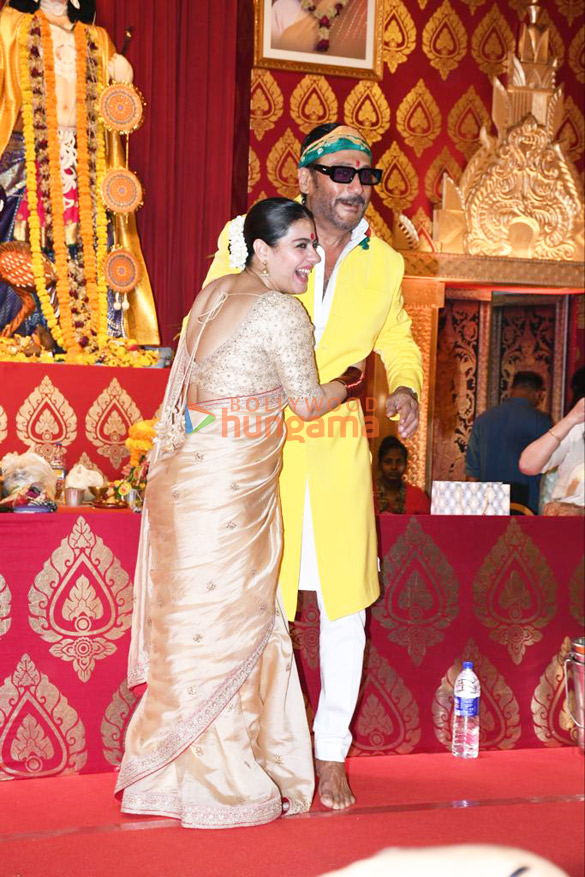 photos rani mukerji kajol and others snapped at a durga puja pandal 004 1