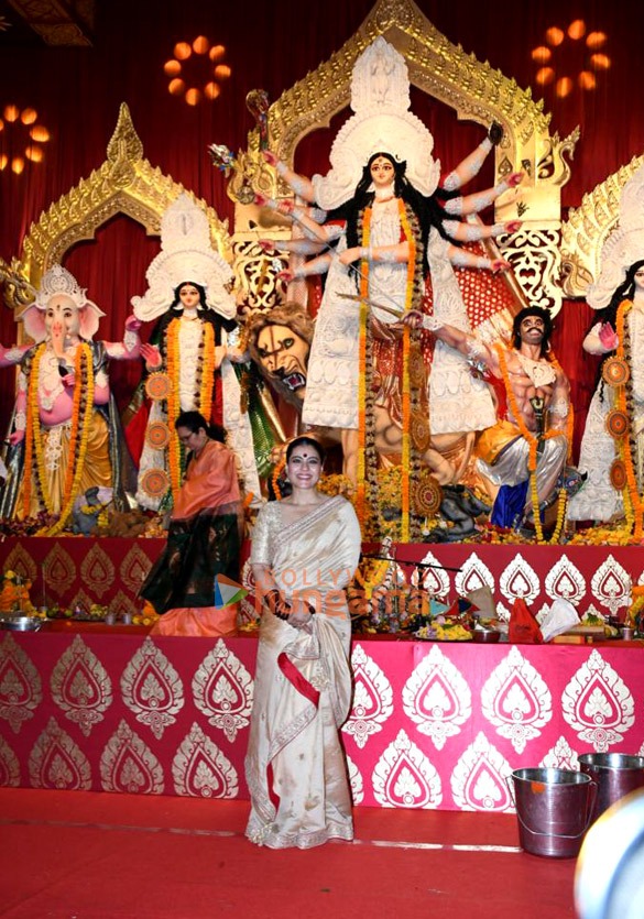 photos rani mukerji and kajol snapped at a durga puja pandal 6