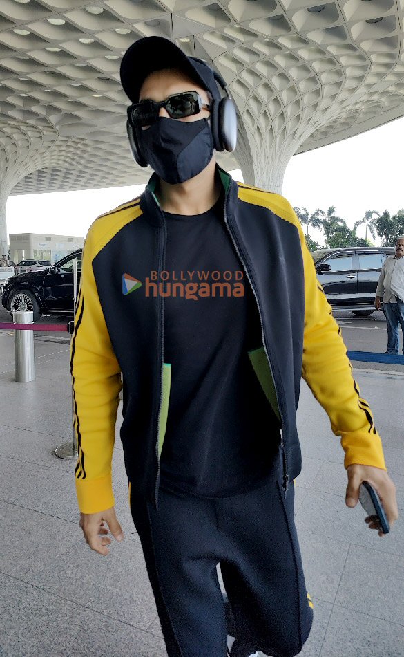 photos ranveer singh mrunal thakur and others snpped at the airport 4