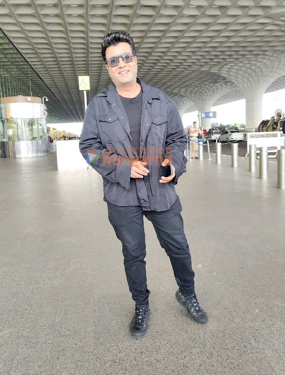 photos ranveer singh mrunal thakur and others snpped at the airport 6