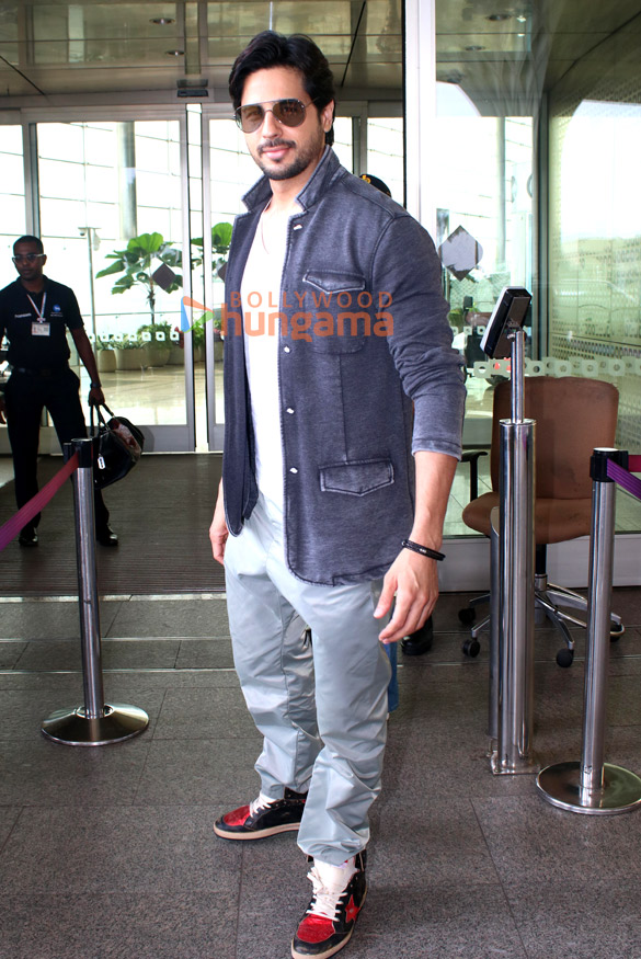 photos ranveer singh sidharth malhotra and bhumi pednekar snapped at the airport 5