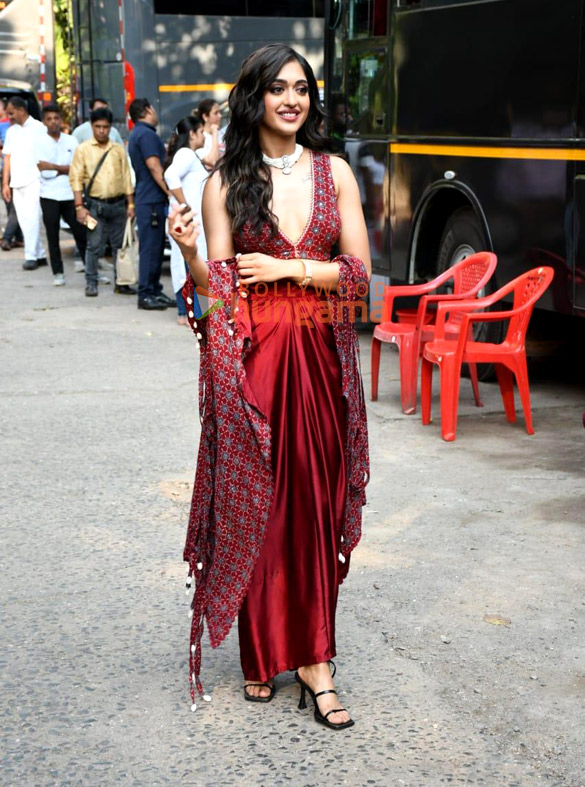 photos ravi teja gayatri bhardwaj and nupur sanon snapped on the sets of indias got talent for tiger nageswara rao promotions 5