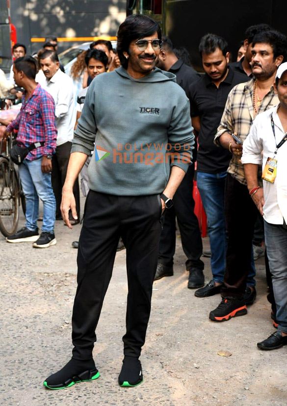 photos ravi teja gayatri bhardwaj and nupur sanon snapped on the sets of indias got talent for tiger nageswara rao promotions 6