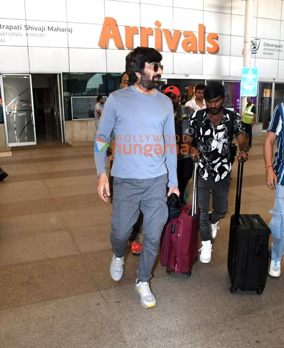 photos ravi teja snapped at the airport 4