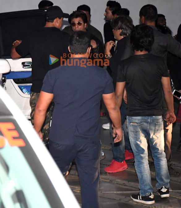 photos shah rukh khan rani mukerji and karan johar surprise fans at kuch kuch hota hai screening 5