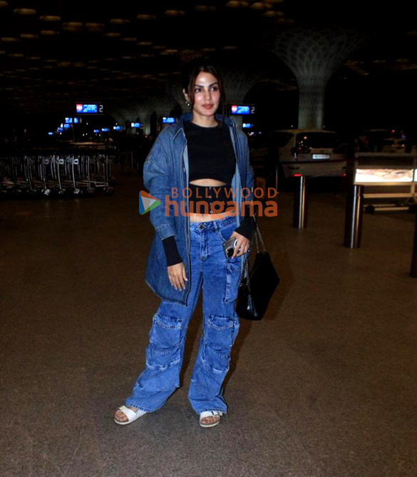 photos sherlyn chopra and rhea chakraborty snapped at the airport 1