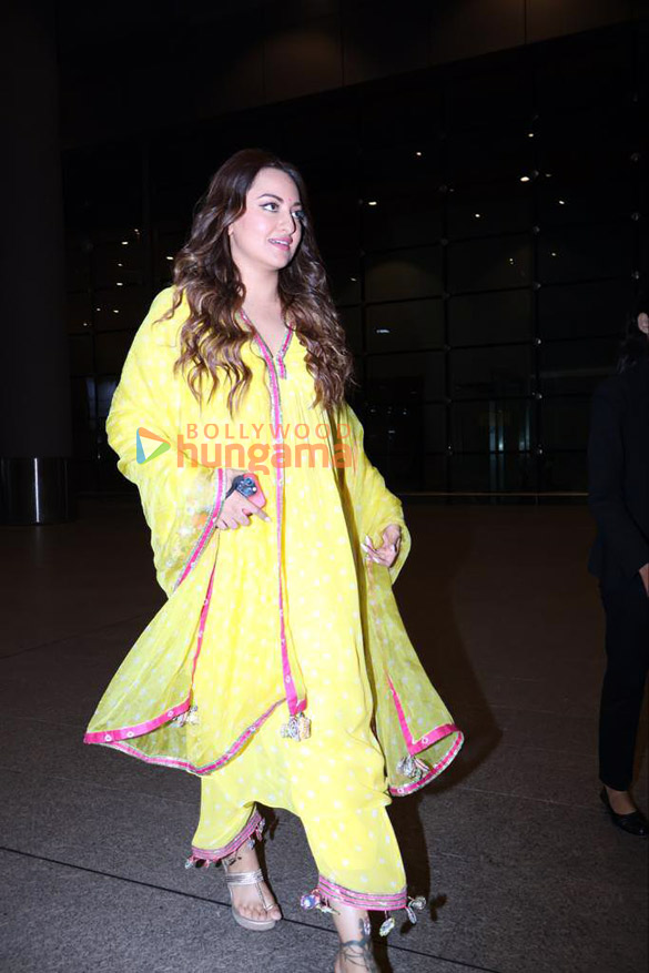 photos sonakshi sinha and akshay kumar snapped at the airport 3