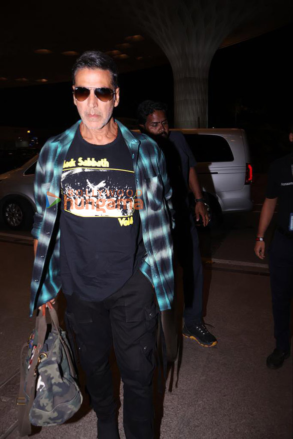 photos sonakshi sinha and akshay kumar snapped at the airport 4