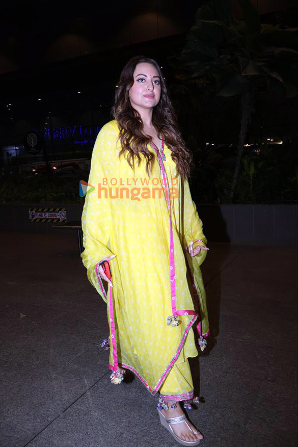 photos sonakshi sinha and akshay kumar snapped at the airport 5