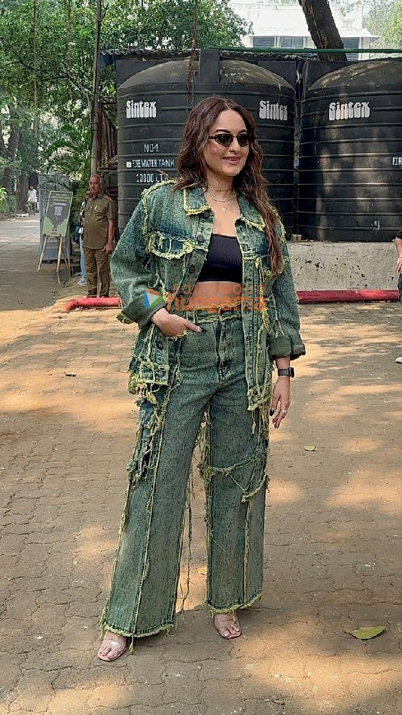 photos sonakshi sinha spotted in bandra 2