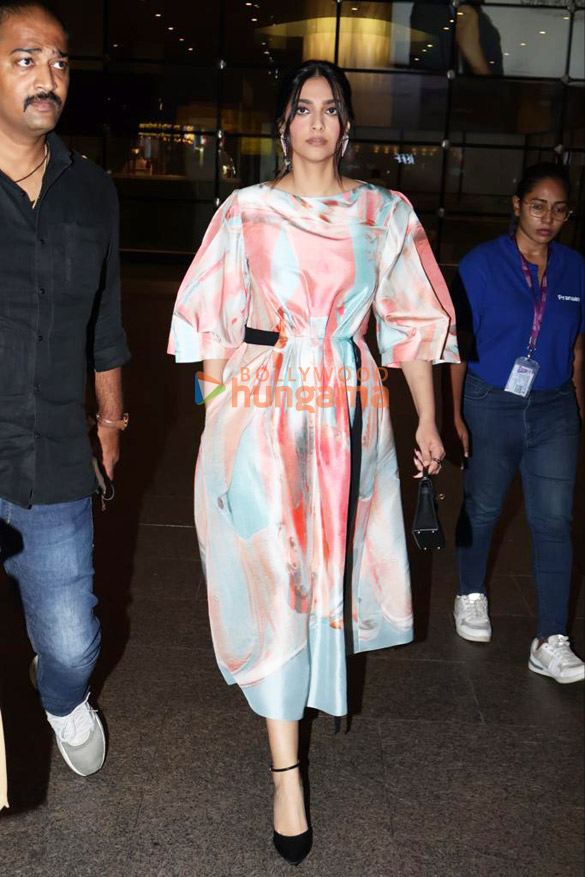 photos sonam kapoor ahuja snapped at the airport 2 3