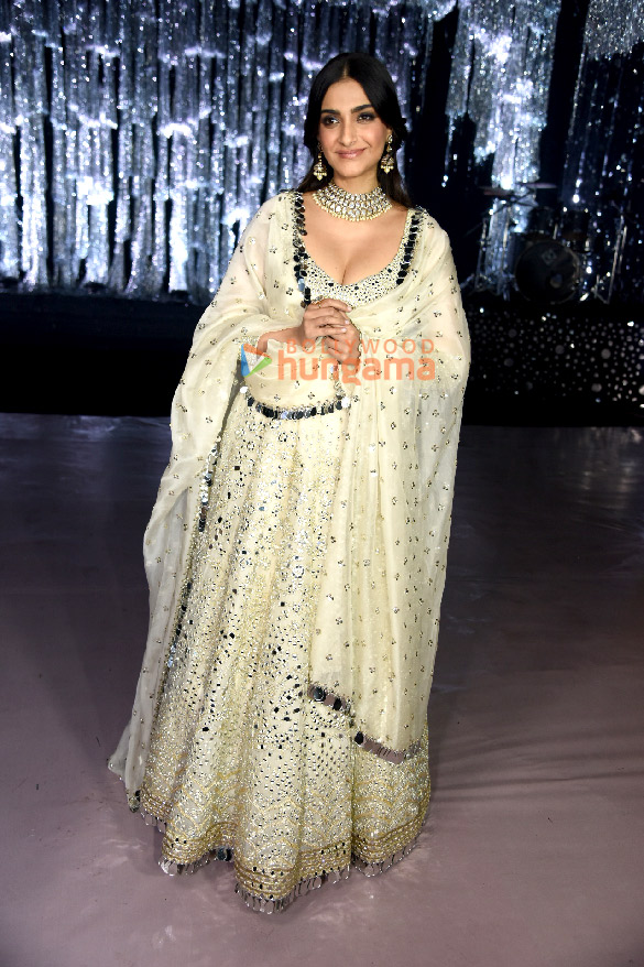 photos sonam kapoor ahuja walks the ramp at the bombay times fashion week 2023 4