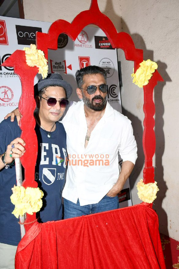 photos suniel shetty varun sharma pratik gandhi and others snapped at mukesh chhabras khidkiyaan 7th edition theatre festival 1