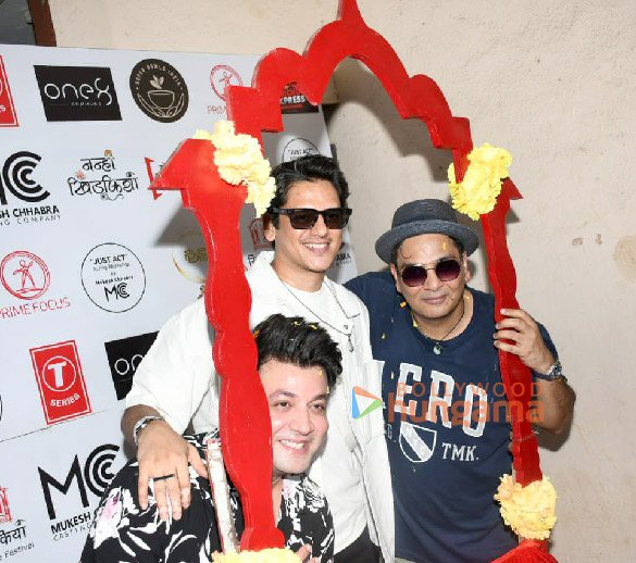 photos suniel shetty varun sharma pratik gandhi and others snapped at mukesh chhabras khidkiyaan 7th edition theatre festival 9