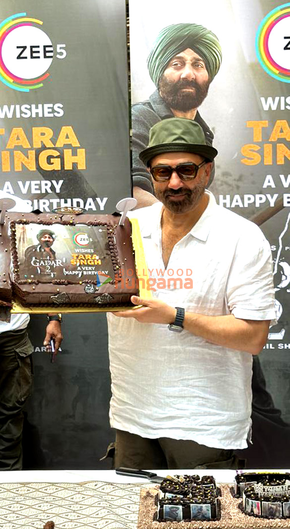 photos sunny deol snapped celebrating his birthday with sons rajveer deol and karan deol 1