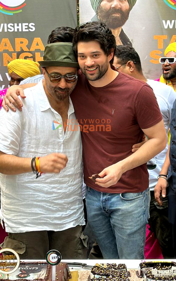 photos sunny deol snapped celebrating his birthday with sons rajveer deol and karan deol 6