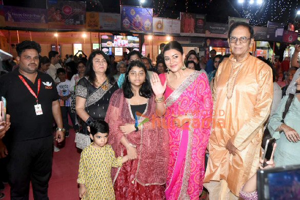 photos sushmita sen snapped at dev pandal 9