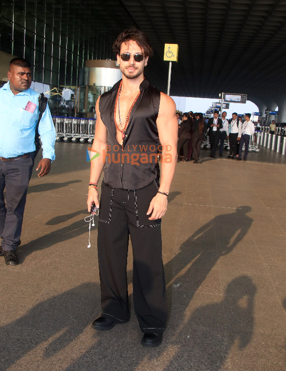 photos tiger shroff kriti sanon and janhvi kapoor snapped at the airport 2