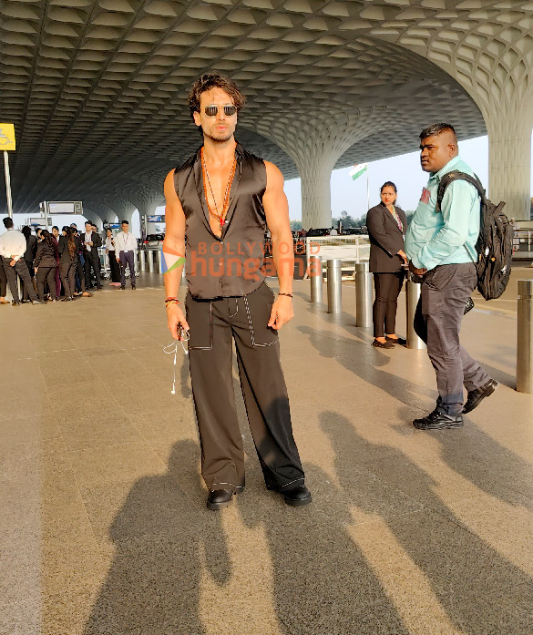 Photos: Tiger Shroff, Kriti Sanon and Janhvi Kapoor snapped at the airport