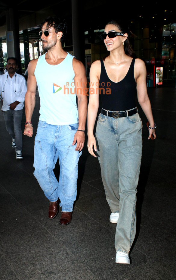 photos tiger shroff and kriti sanon snapped at the airport 2 3
