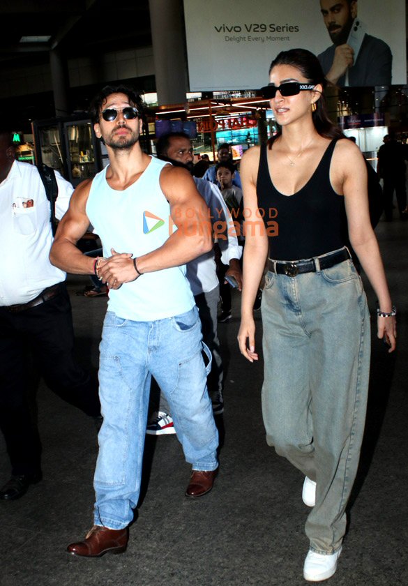 photos tiger shroff and kriti sanon snapped at the airport 4 3