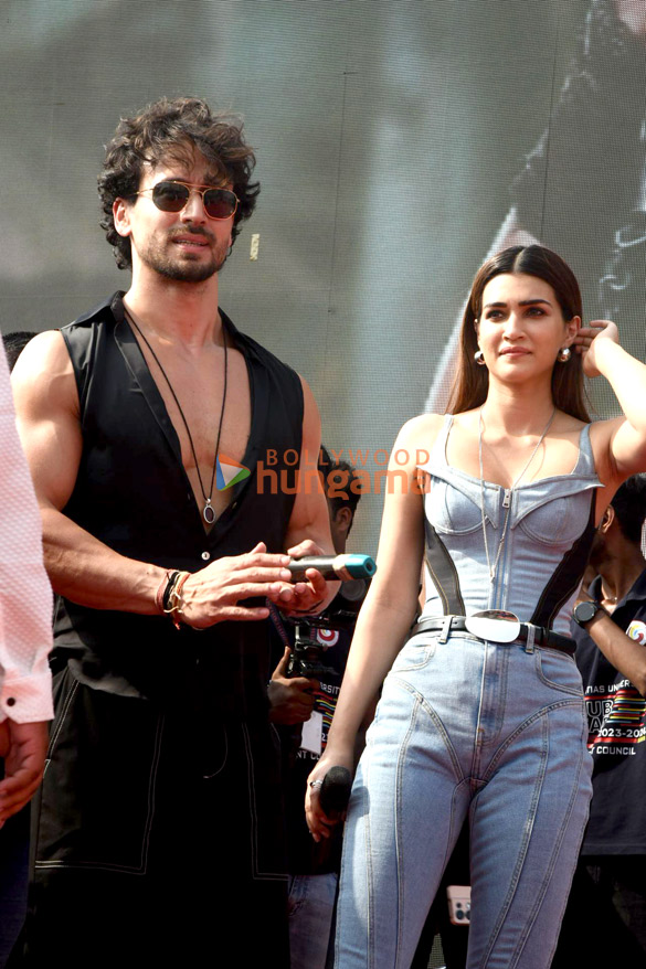 photos tiger shroff and kriti sanon snapped during ganapath a hero is born promotions 1