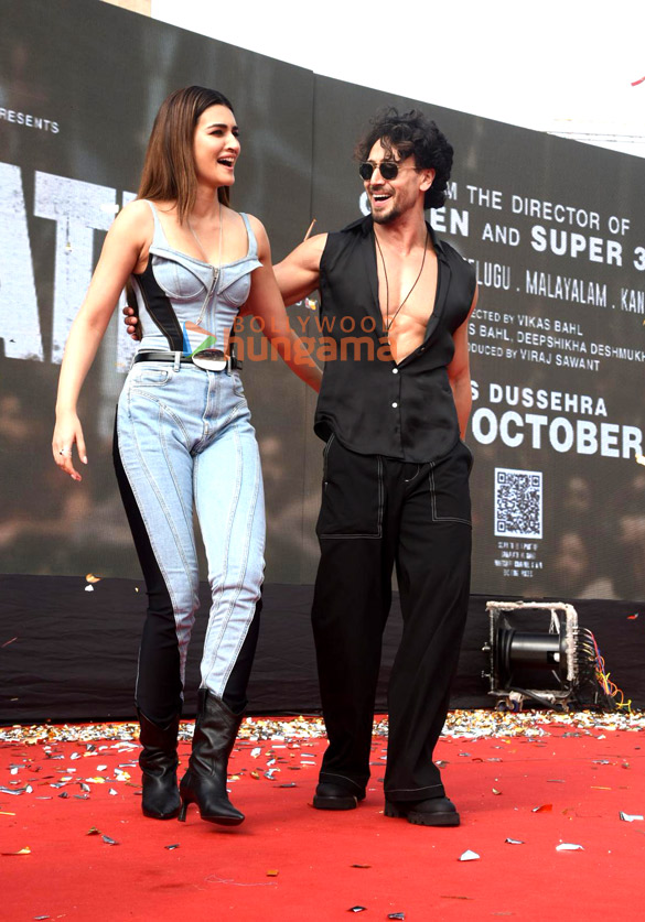 photos tiger shroff and kriti sanon snapped during ganapath a hero is born promotions 5