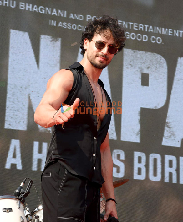 photos tiger shroff and kriti sanon snapped during ganapath a hero is born promotions 7