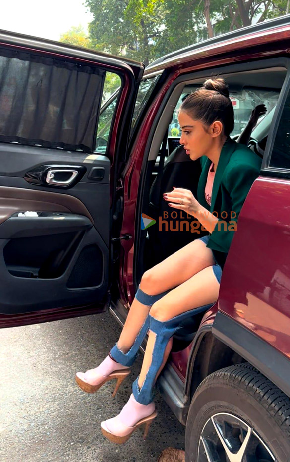 photos uorfi javed snapped outside bandra police station 3